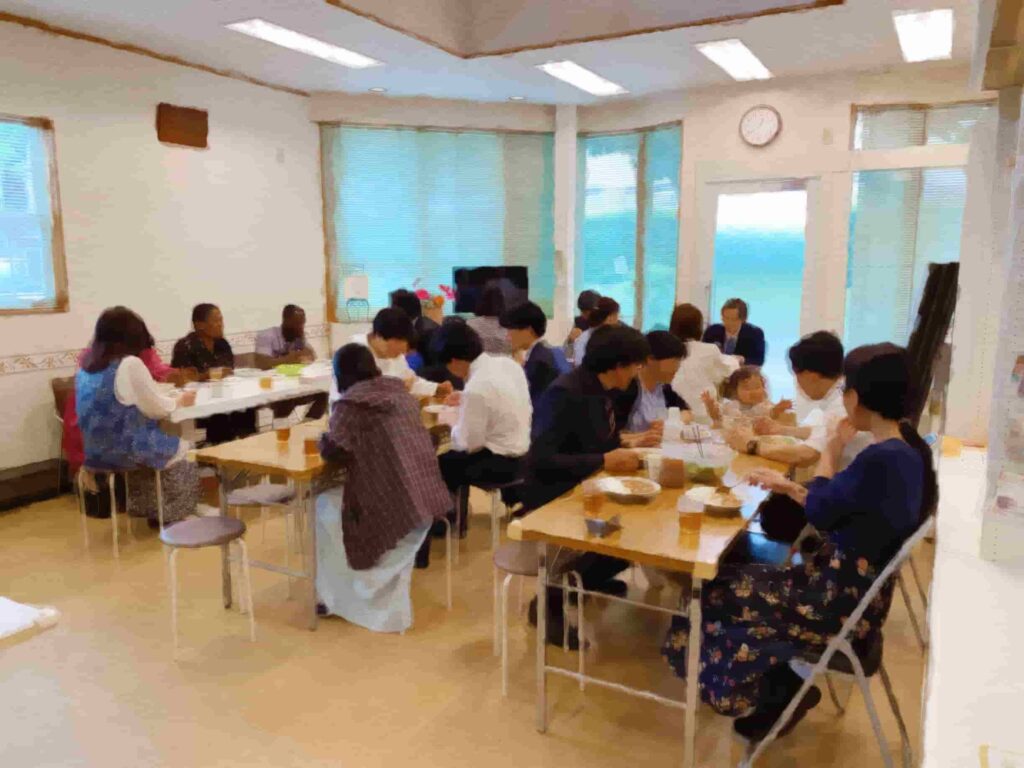 みんなでいただく愛餐（あいさん）