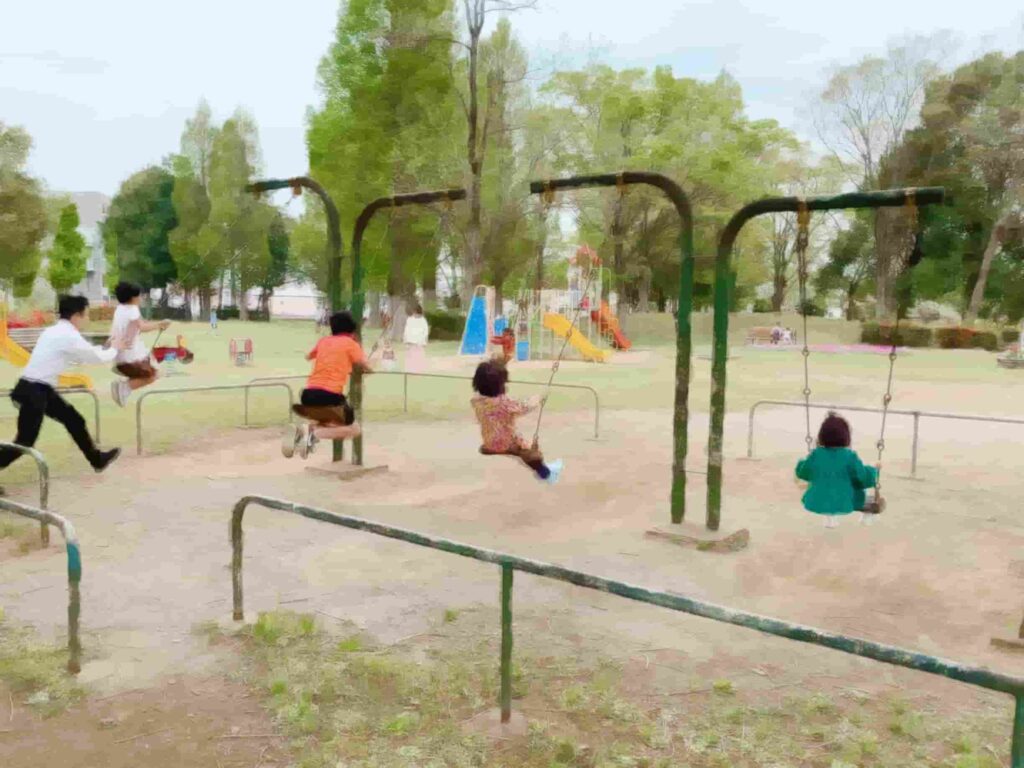 教会の近くの公園で遊ぶことも...